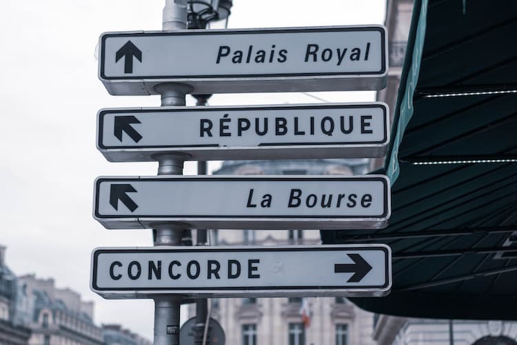 Skilte med pile i alle retninger på fransk